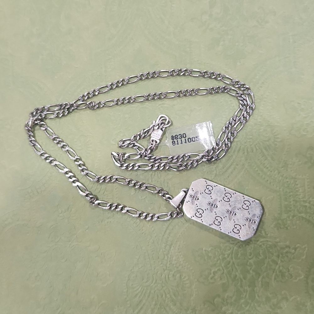 NWT Unisex Silver G Signature Bee necklace